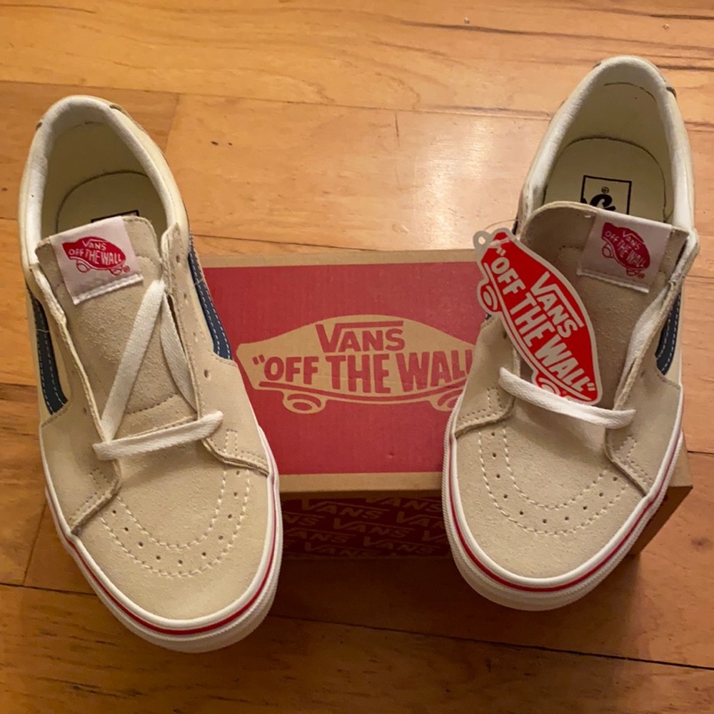 Vans SK8 low unisex shoe 8.5 women and 7 men in white with blue wave never worn!